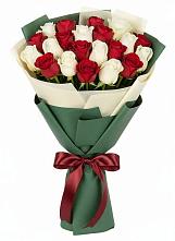 Букет Микс из красных и белых роз в Очере