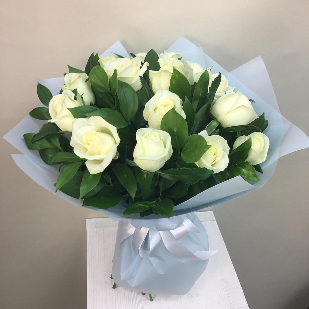Букет 15 Белых роз Проуд в Очере