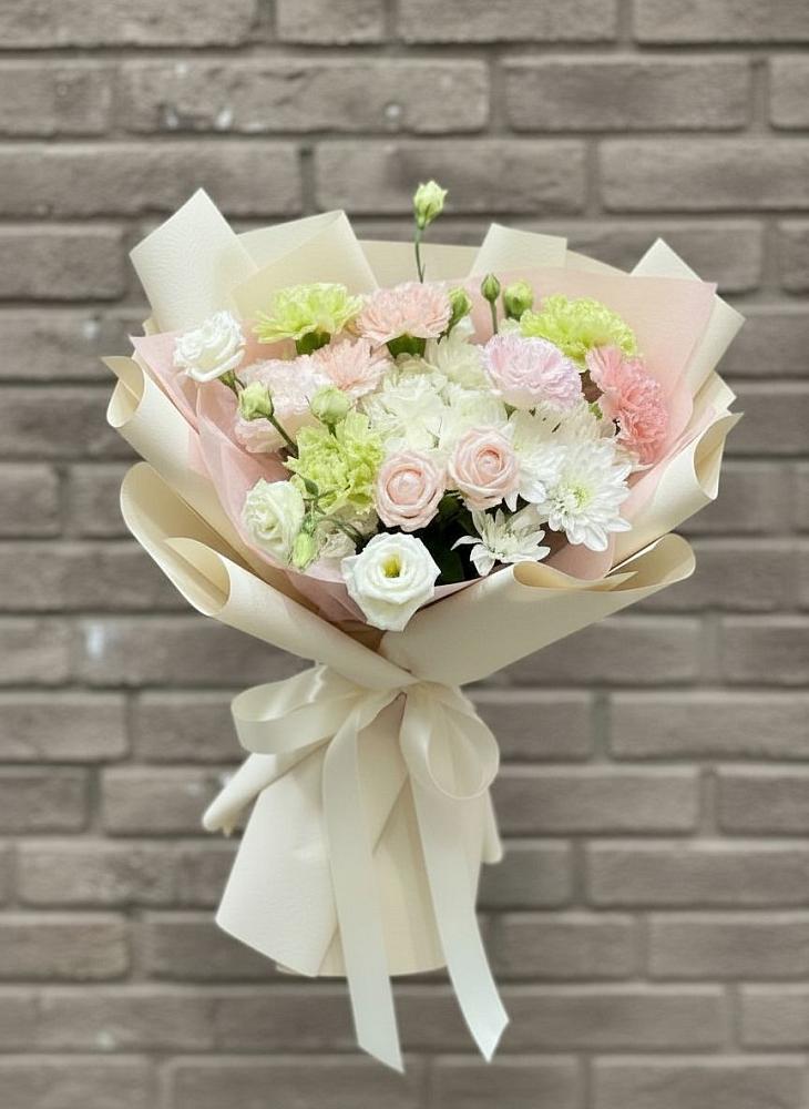 Букет цветов из: Гвоздики, Розы, Лизиантусы и Хризантемы в Очере