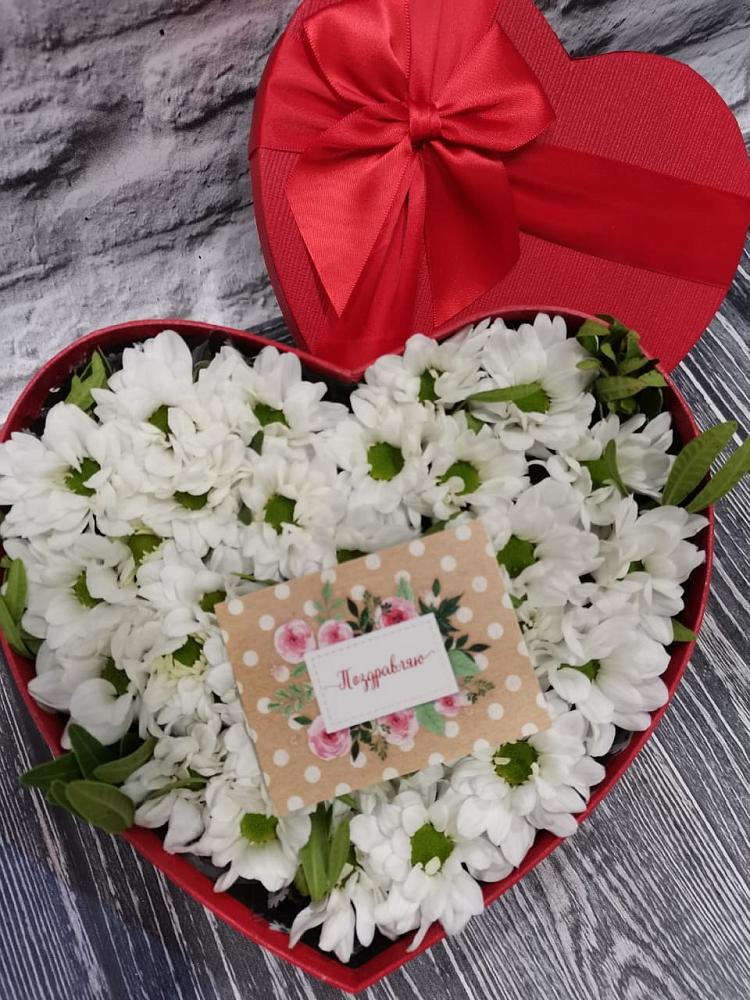 Цветочная композиция из Хризантемы в виде сердца в Очере