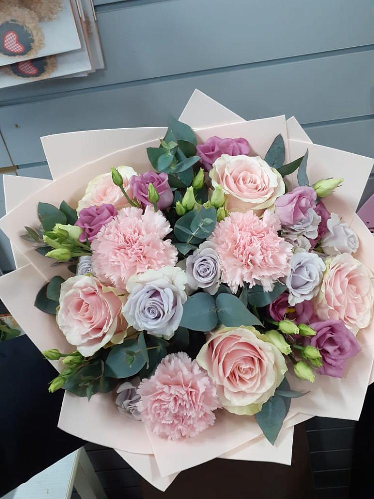 Букет цветов из: Розы, Гвоздики и Лизиантусы в Очере