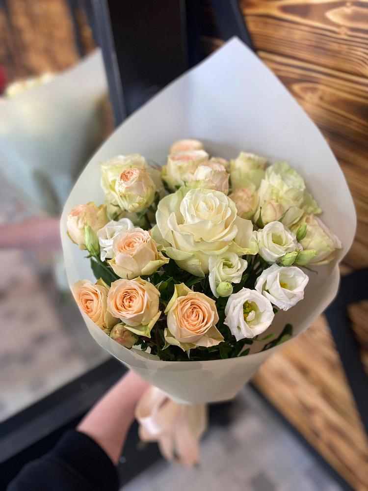 Букет цветов из: Розы и Лизиантусы в Очере